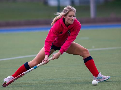 MES girl playing hockey